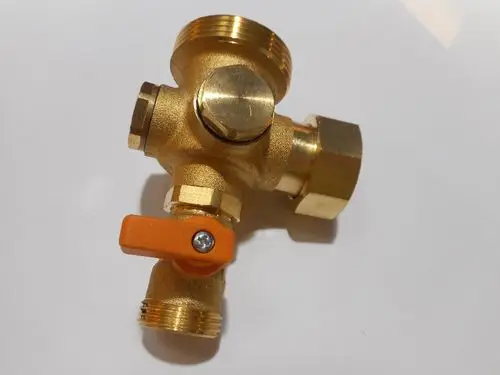 Remeha Winkel mit einem orangen Hebel und mehreren Anschlüssen. Das Produkt ist aus Messing gefertigt und eignet sich für Rohrverbindungen.